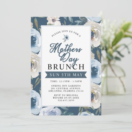 Dusty Blue Floral Moederdag Brunch Invitation Kaart (Staand voorkant)