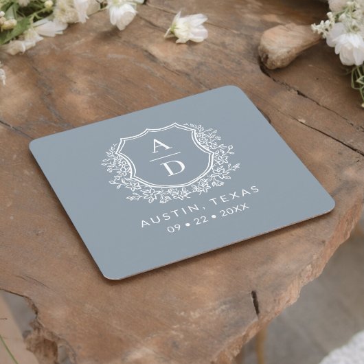 Dusty Blue Floral Monogram Bruiloft Crest Modern Kartonnen Onderzetters