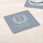 Dusty Blue Floral Monogram Bruiloft Crest Modern Kartonnen Onderzetters (Schuin)