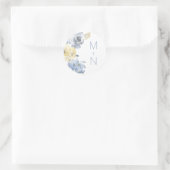 Dusty Blue Floral monogram bruiloft envelop seal Ronde Sticker (Tas)