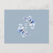 Dusty Blue Floral Monogram Doopuitnodiging Briefkaart (Achterkant)