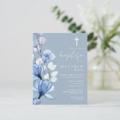 Dusty Blue Floral Monogram Doopuitnodiging Briefkaart (Staand voorkant)
