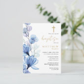 Dusty Blue Floral Monogram Doopuitnodiging Briefkaart (Staand voorkant)