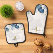 Dusty Blue Floral Monogram Script gepersonaliseerd Ovenwant & Pannenlap Set (Top down)
