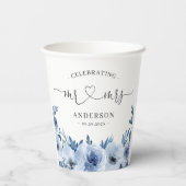 Dusty Blue Floral Mr en Mrs Heart Script Wedding Papieren Bekers (Achterkant)