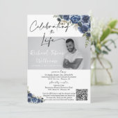 Dusty Blue Floral QR Code Memorial Foto Funeral Kaart (Staand voorkant)