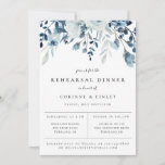 Dusty Blue Floral Rehearsal Dinner Invitation Aankondiging<br><div class="desc">Waterverf floral arrangement in een paar stoffige blauwhelmen en marineschopjes,  repetitief diner uitnodiging. Chic en modern typografisch ontwerp. Achterzijde van de kaart is stevig,  stoffige blauwe kleur.</div>