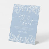 Dusty Blue Floral Ring Hunt Vrijgezellenfeest spel Reclamebord Met Voetstuk (Voorkant)