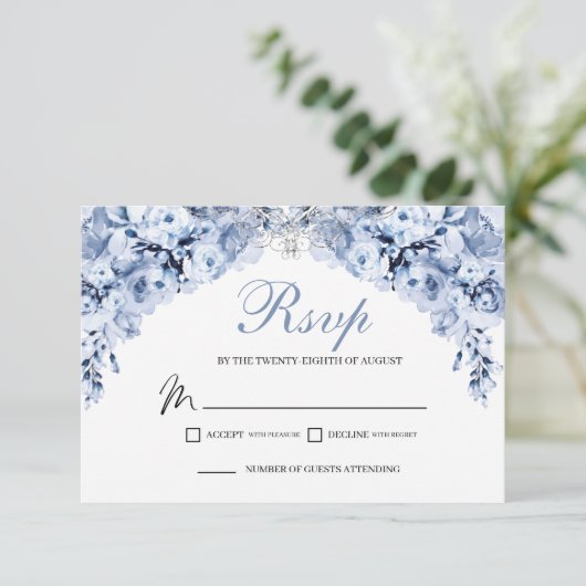 Dusty Blue Floral RSVP Enclosure Kaart (Staand voorkant)