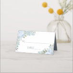 Dusty Blue Floral Rustic Elegant Wedding Write-in Plaatskaartje<br><div class="desc">Deze elegante plaatskaarten worden ontworpen aan voor u om in de naam van uw gast en lijstaantal te schrijven. Ze zijn voorzien van een klassieke witte achtergrond met met de hand geschilderde stoffige blauwe waterverf rozen & bloesems, en groenbladerbladeren in de hoeken. De voorzijde is een schrijfruimte voor de naam...</div>