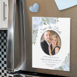 Dusty Blue Floral Save the Date Photo Magnet<br><div class="desc">Deze prachtige magnetisch sparen de datumkaarten zijn een geweldige manier om je vrienden en familie te laten weten hoe je op de proppen komt. Het bijtende boho-schitterende design toont je foto in een ovaal lijst omgeven door een schitterende handbeschilderde waterverf rozen en bloesems in tinten stoffig blauw.</div>