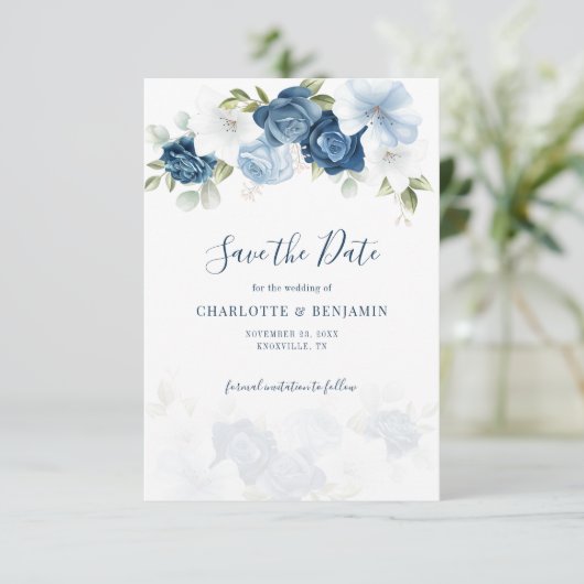Dusty Blue Floral Script Botanische bruiloft Save The Date (Staand voorkant)