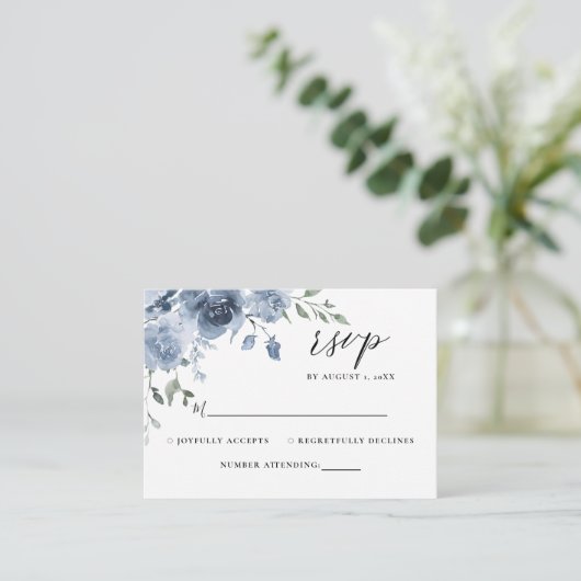 Dusty Blue Floral Slate Blue Pastel bruiloft RSVP Informatiekaartje (Staand voorkant)