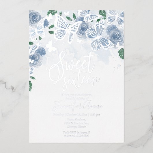 Dusty Blue Floral Sweet 16 Butterfly Silver Folie Uitnodiging (Voorkant)