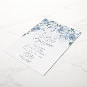 Dusty Blue Floral Sweet 16 Butterfly Silver Folie Uitnodiging (Gedraaid)