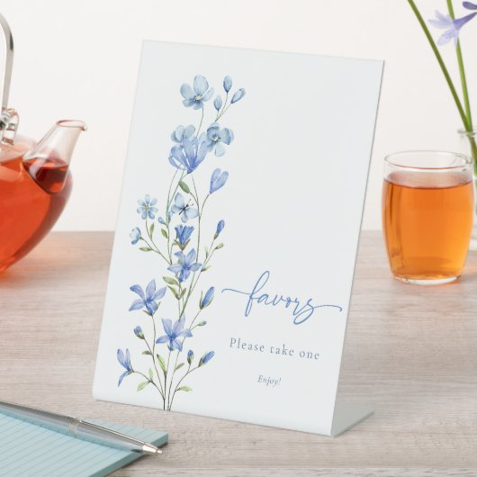 Dusty Blue Floral Vrijgezellenfeest Favors Reclamebord Met Voetstuk (Insitu)