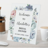 Dusty Blue Floral Vrijgezellenfeest Welkom Reclamebord Met Voetstuk (Insitu)