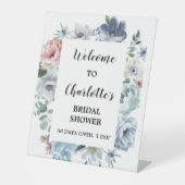Dusty Blue Floral Vrijgezellenfeest Welkom Reclamebord Met Voetstuk (Voorkant)