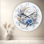 Dusty Blue Floral Waterverf Liefde Ronde Klok<br><div class="desc">Wandklok met een bloemenillustratie van waterverf in stoffig blauw en bruin. De liefdestekst heeft een scriptextensie (aanpasbaar). Een mooie klok om te geven als huwelijkscadeau of voor een jubileum,  verloving of voor de romantische zieltjes die van bloemen houden.</div>