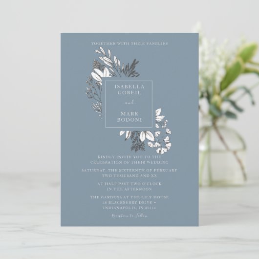 Dusty Blue Floral Wedding Invitation Kaart (Staand voorkant)