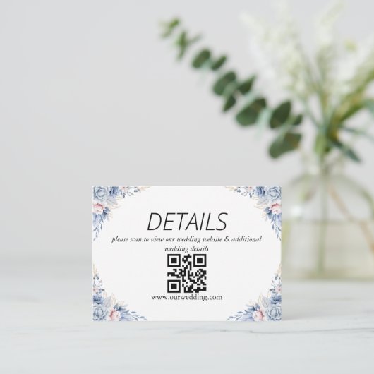 Dusty Blue Floral Wedding QR Code Informatiekaartje (Staand voorkant)