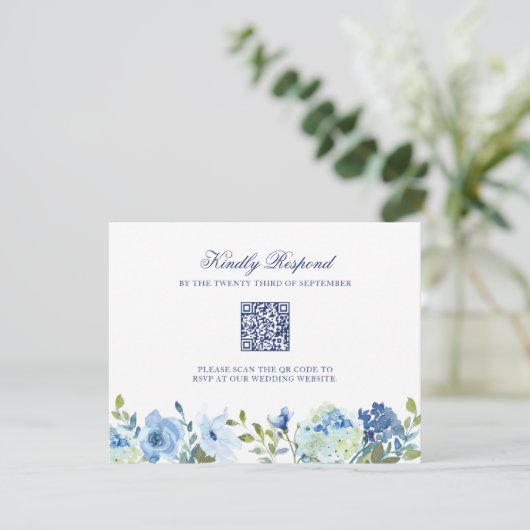 Dusty Blue Floral Wedding RSVP Kaart met QR-code (Staand voorkant)