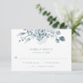 Dusty Blue Floral Wedding RSVP Kaartje (Staand voorkant)