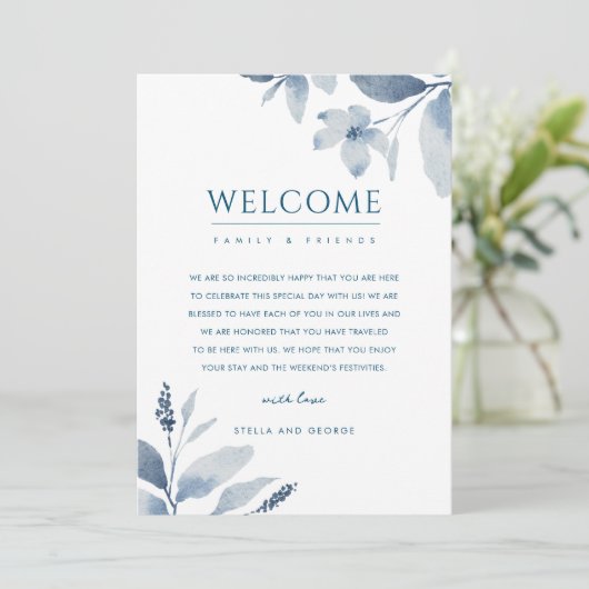 Dusty Blue Floral Wedding Welcome & Itinerary Kaar Kaart (Staand voorkant)