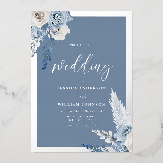 Dusty Blue Floral Wedding Zilver Folie Uitnodiging (Voorkant)