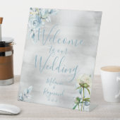 Dusty Blue Floral Welkom, ons bruiloft handgeschre Reclamebord Met Voetstuk (Insitu)