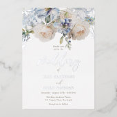 Dusty Blue Floral & White Roses Wedding Silver Folie Uitnodiging (Voorkant)