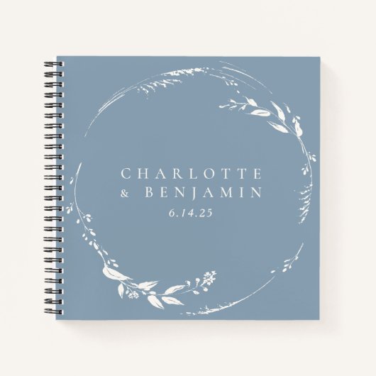 Dusty Blue Floral Wreatmonogram op maat Notitieboek (Voorkant)