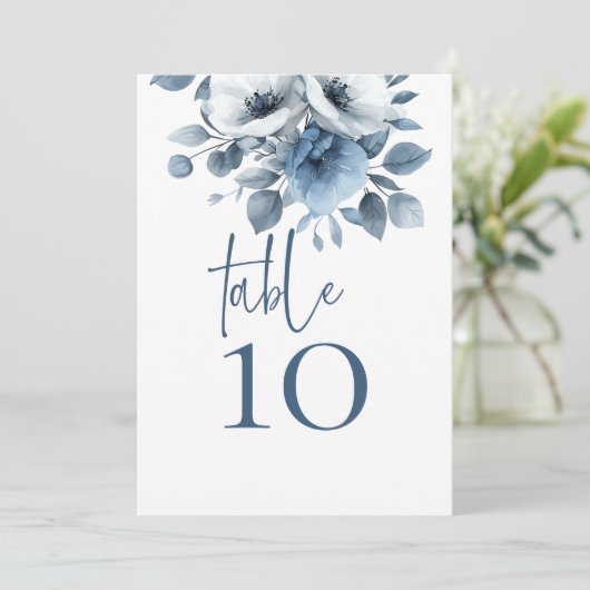 Dusty Blue Florals Afdrukbare Trouwtafel Nummer Kaart (Staand voorkant)