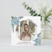 Dusty blue flowers Class of 2023 graduation photo Aankondiging (Staand voorkant)