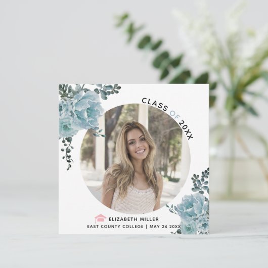Dusty blue flowers Class of 2023 graduation photo Aankondiging (Staand voorkant)