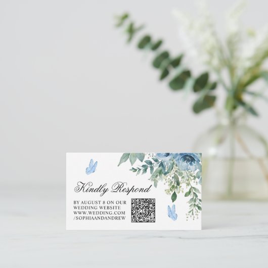 Dusty Blue Flowers Wedding QR Code RSVP Informatiekaartje (Staand voorkant)