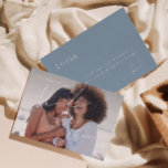 Dusty Blue | Foto gemaakt door de Kaart van het Ho<br><div class="desc">Introductie van ons verbluffende whimsical script | stoffige blauwe vette foto-vormig van een eerbetoon-kaartje perfect voor je eenvoudige moderne boho-lentedag. Ons elegante ontwerp omvat een levendig helder, pastelkleurpalet met een chic calligraphy script. Of u nu de voorkeur geeft aan een minimalistische of klassieke stijl, ons unieke bewerkbare product biedt luxe...</div>