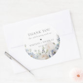 Dusty Blue Garden Floral Weddenschap Bedankt Ronde Sticker (Envelop)