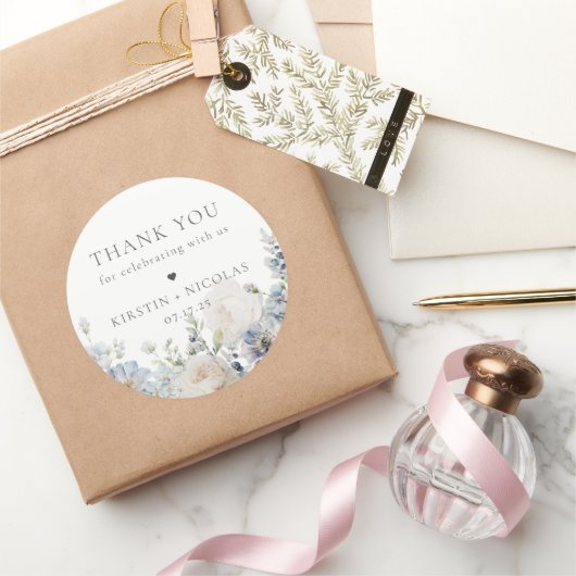 Dusty Blue Garden Floral Weddenschap Bedankt Ronde Sticker (Geschenken)