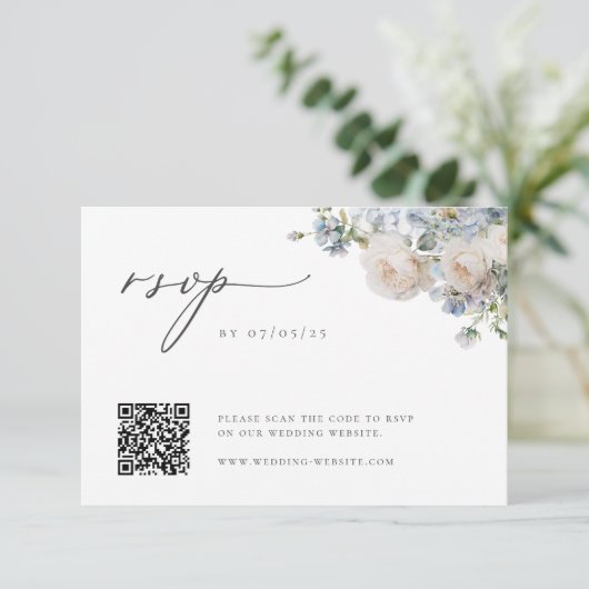 Dusty Blue Garden Floral Wedding QR Code RSVP Kaartje (Staand voorkant)
