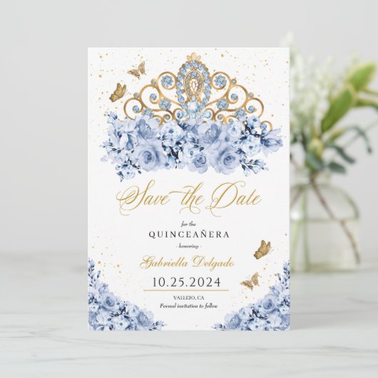Dusty Blue & Gold Tiara Bewaar de datum Quinceañer Kaart (Staand voorkant)