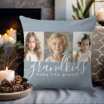 Dusty Blue Grandkids Make Life Grand Photo Collage Kussen<br><div class="desc">Een doordacht geschenk voor grootouders, dit gepersonaliseerde kussenontwerp is voorzien van een sjabloon met 3 foto's om te personaliseren met foto's van de kleinkinderen. Een combinatie van een modern handgeschreven script gecombineerd met een modern schreefloos lettertype spellen uit "Grandkids make life grand!" De achtergrond is een populair stoffig blauw dat...</div>