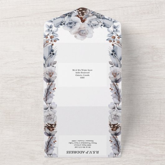 Dusty blue gray winterse roos dennenappelbruiloft all in one uitnodiging (Buitenkant)
