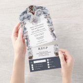 Dusty blue gray winterse roos dennenappelbruiloft all in one uitnodiging (Afscheurbaar)
