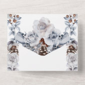 Dusty blue gray winterse roos dennenappelbruiloft all in one uitnodiging (Achterkant)