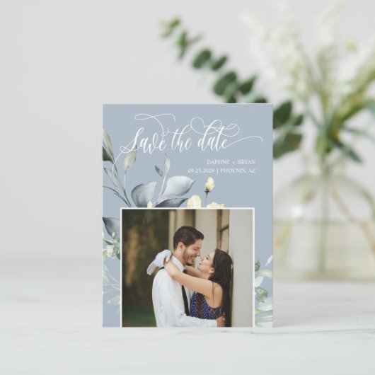 Dusty Blue Green Leaves QR Code Bewaar de datum Aankondigingskaart (Staand voorkant)