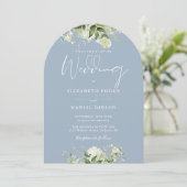 Dusty Blue Greenery Bloemen Monogram Trouwboog Kaart (Staand voorkant)