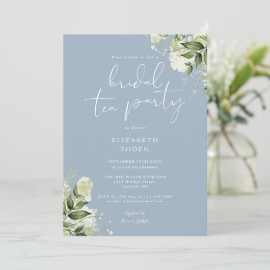 Dusty Blue Greenery Monogram Bruids Tea Party Kaart (Staand voorkant)