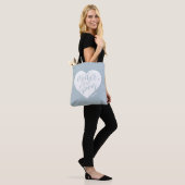 Dusty blue hart en scriptmoeder van de groom tote bag (Op model)