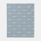 Dusty Blue Herhalende Monogram Gepersonaliseerde N Fleece Deken (Voorkant)